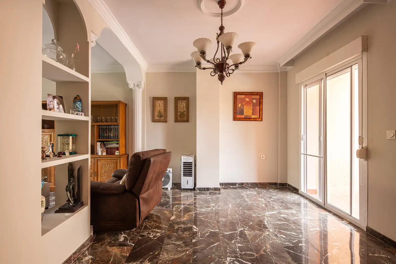 Sala d'estar de Casa adosada en venda en Huétor Vega amb Aire condicionat, Jardí privat i Terrassa