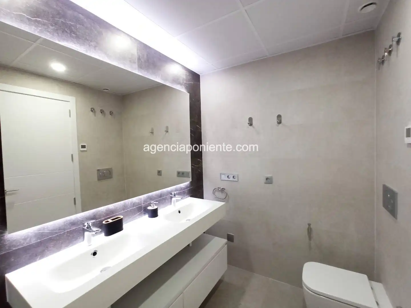 Baño de Piso de alquiler en Benidorm con Aire acondicionado, Calefacción y Terraza