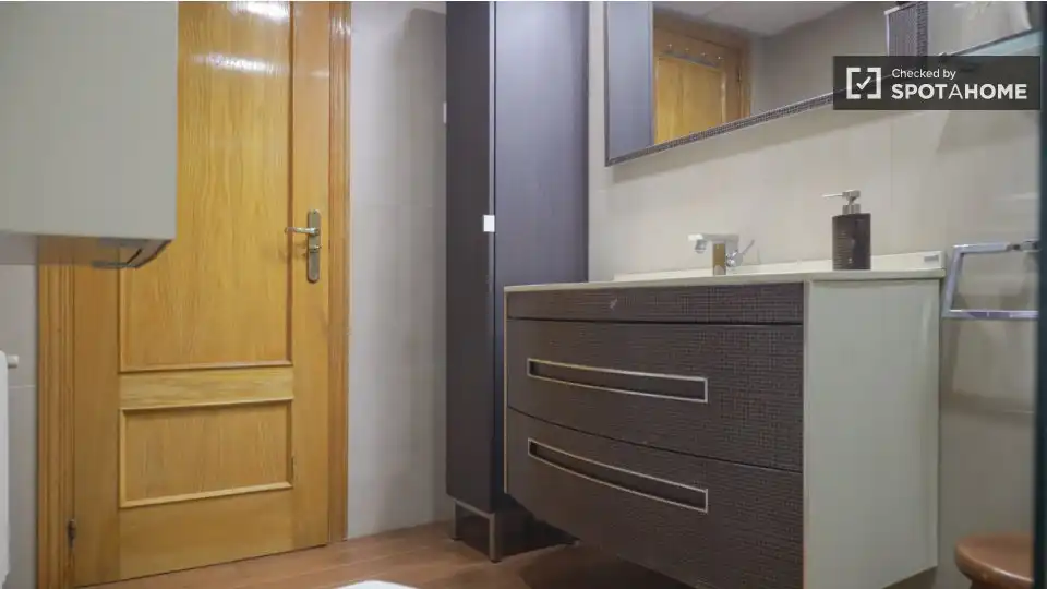 Baño de Piso para compartir en Madrid con Aire acondicionado, Calefacción y Terraza