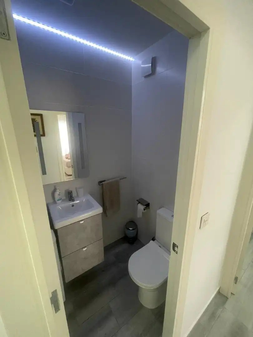Bany de Apartament de lloguer en Torrevieja amb Calefacció, Terrassa i Piscina