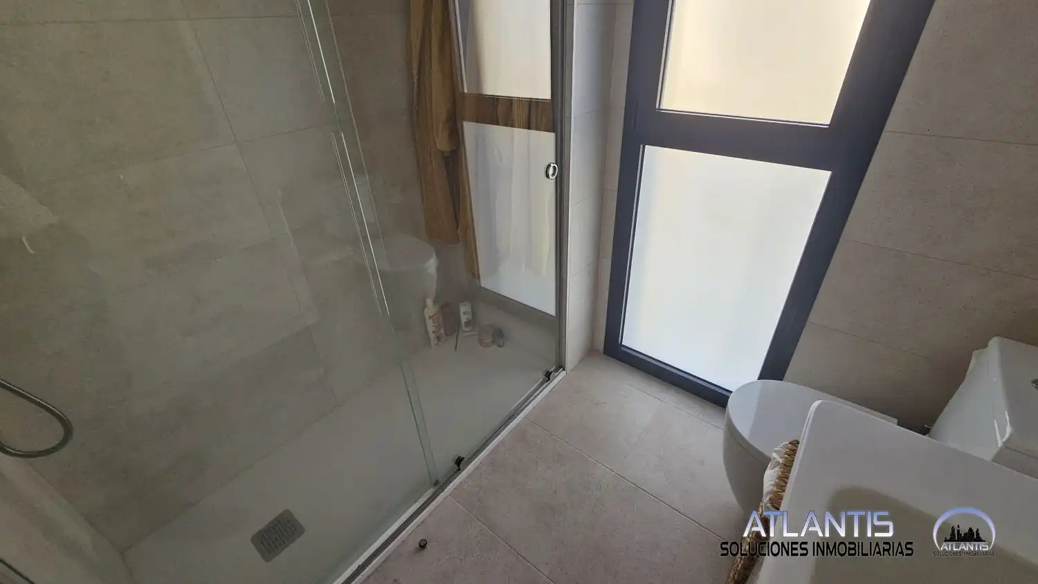 Bathroom of Flat for sale in Sevilla  with Air Conditioner, Heating and Community pool