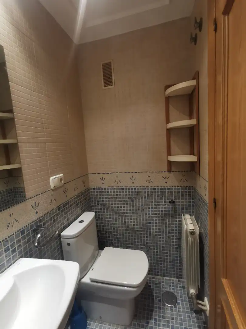 Badezimmer von Wohnung zum Verkauf in Salamanca mit Heizung, Parkett und Ofen