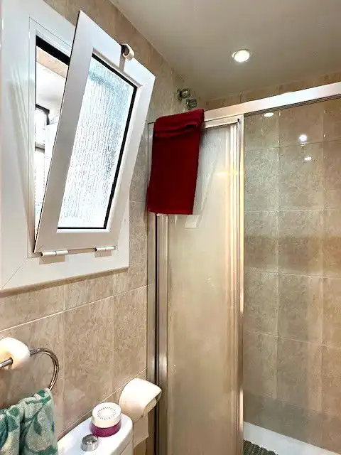 Badezimmer von Einfamilien-Reihenhaus zum Verkauf in Sant Boi de Llobregat mit Klimaanlage, Heizung und Terrasse