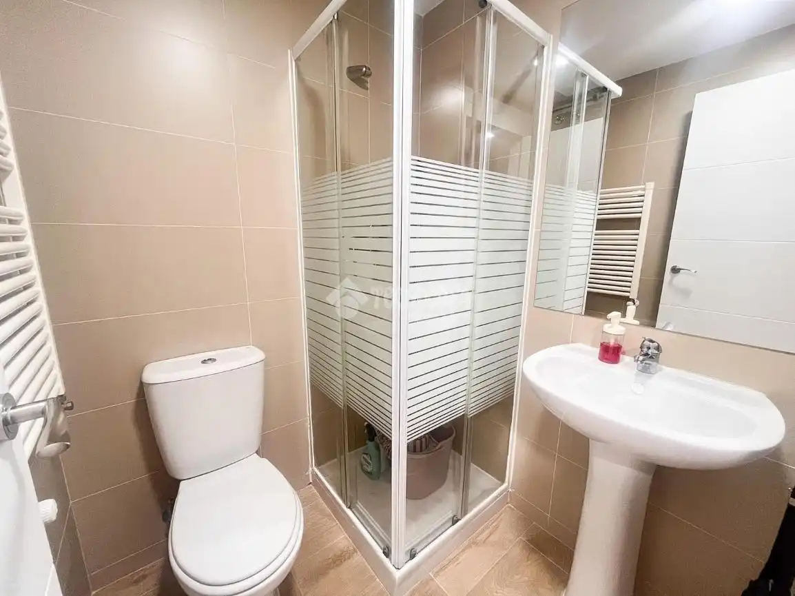 Baño de Piso en venta en Navalcarnero con Aire acondicionado, Trastero y Piscina comunitaria
