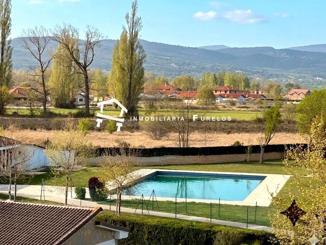 Außenansicht von Wohnung zum Verkauf in Medina de Pomar mit Schwimmbad und Balkon
