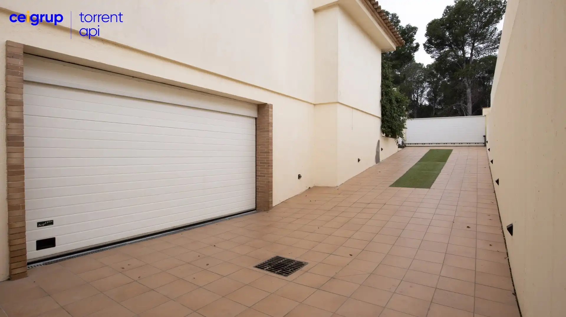 Parking of Houses for sale in L'Escala  with Air Conditioner, Heating and Terrace