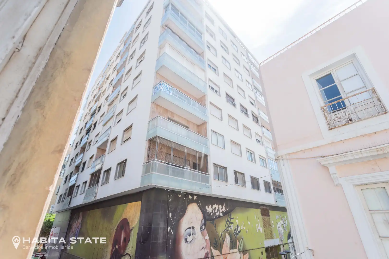 Vista exterior de Edifici en venda en Almería