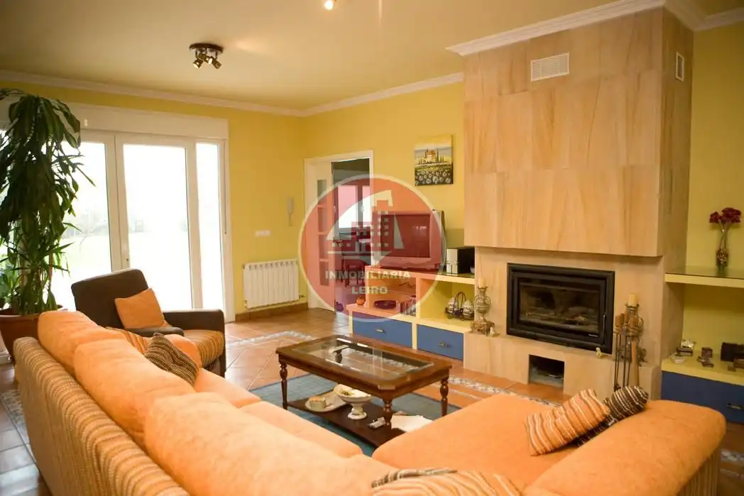 Sala d'estar de Casa o xalet en venda en Pontevedra Capital  amb Jardí privat, Terrassa i Moblat