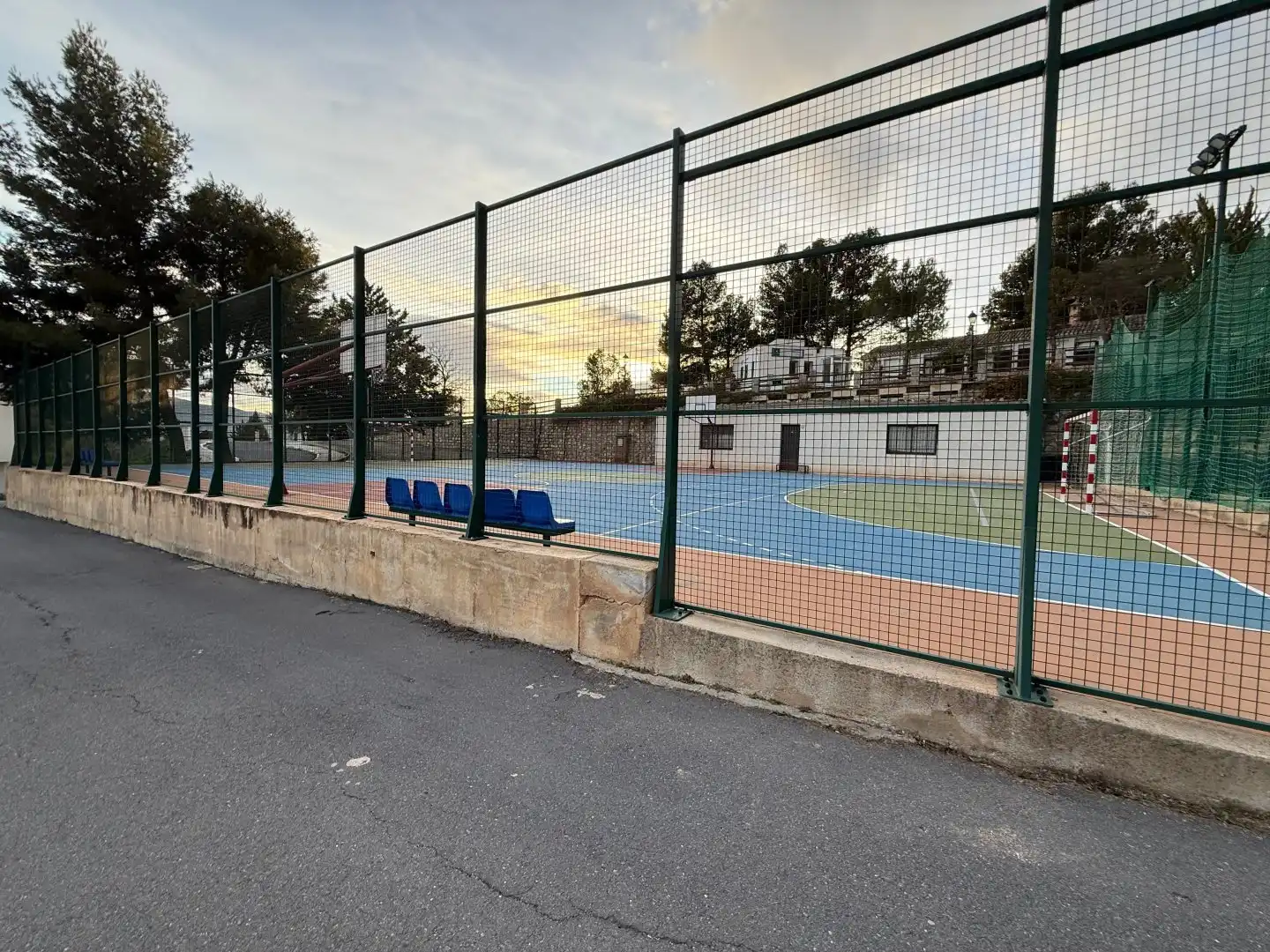 Vista exterior de Piso en venta en Carataunas con Calefacción, Terraza y Piscina comunitaria