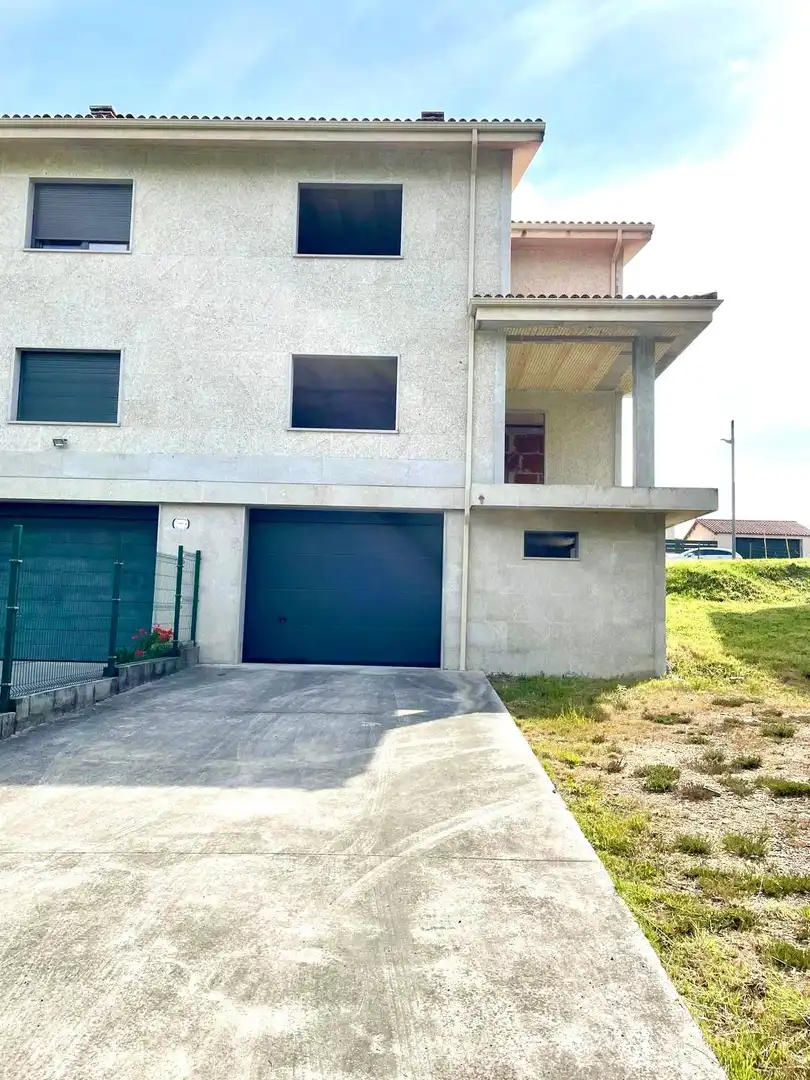 Vista exterior de Casa adosada en venta en A Merca   con Calefacción, Jardín privado y Terraza