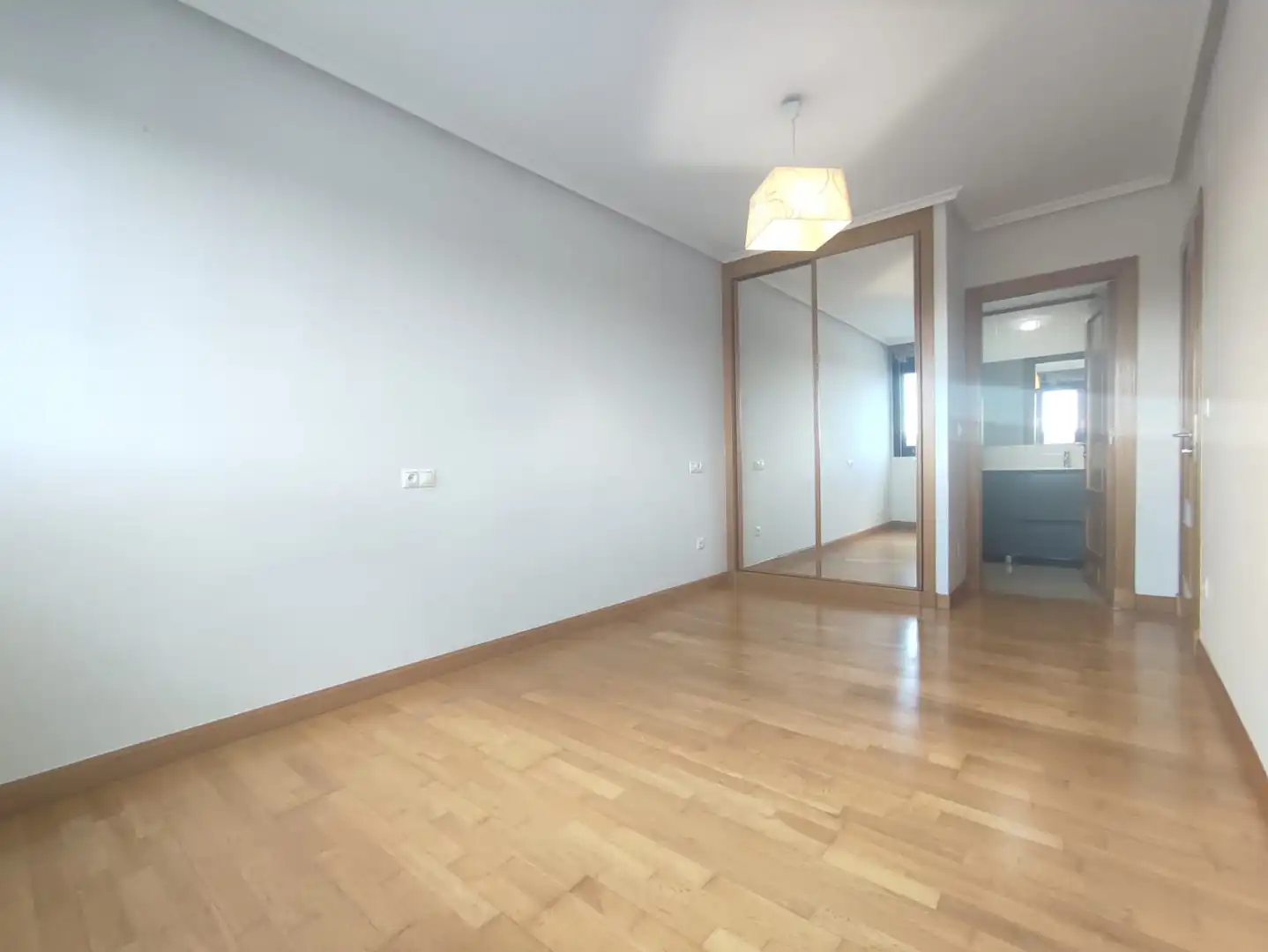Habitación de Piso de alquiler en Gijón  con Calefacción, Parquet y Trastero