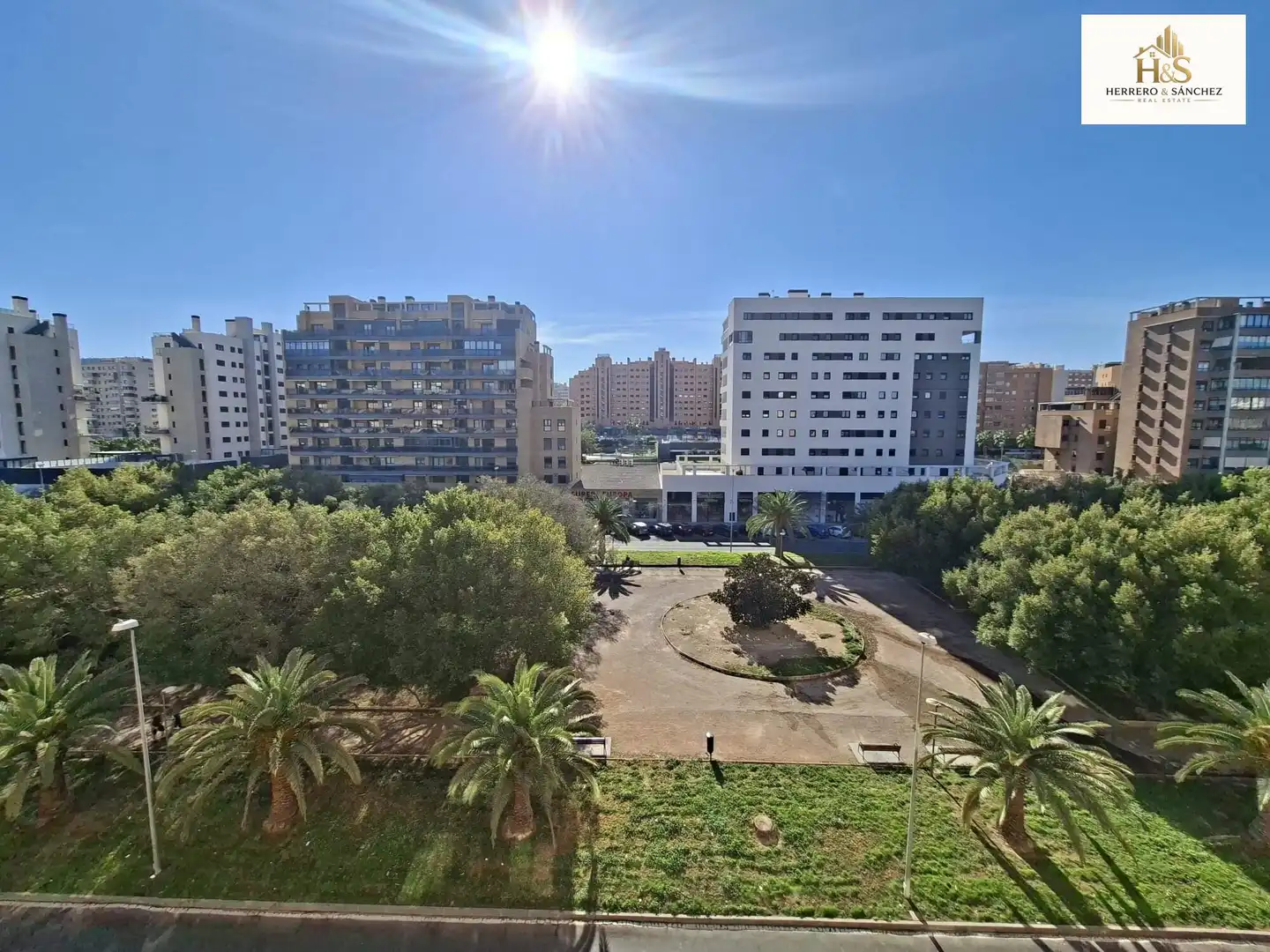Vista exterior de Pis en venda en Alicante / Alacant amb Aire condicionat, Balcó i Piscina comunitària