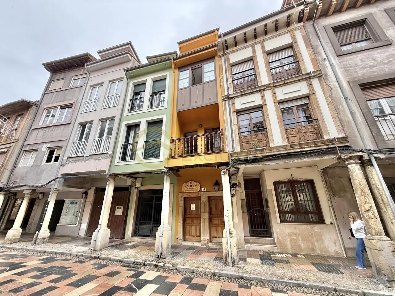 Vista exterior de Casa adosada en venda en Avilés amb Calefacció, Jardí privat i Terrassa