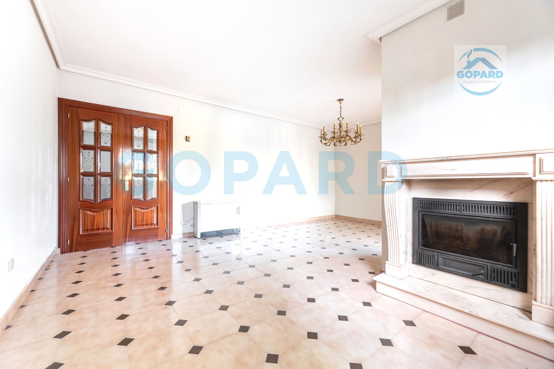 Sala d'estar de Casa adosada en venda en Villanueva de la Cañada amb Aire condicionat, Calefacció i Jardí privat