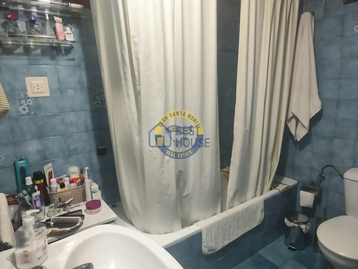 Bathroom of Houses for sale in Villanueva de las Manzanas, León