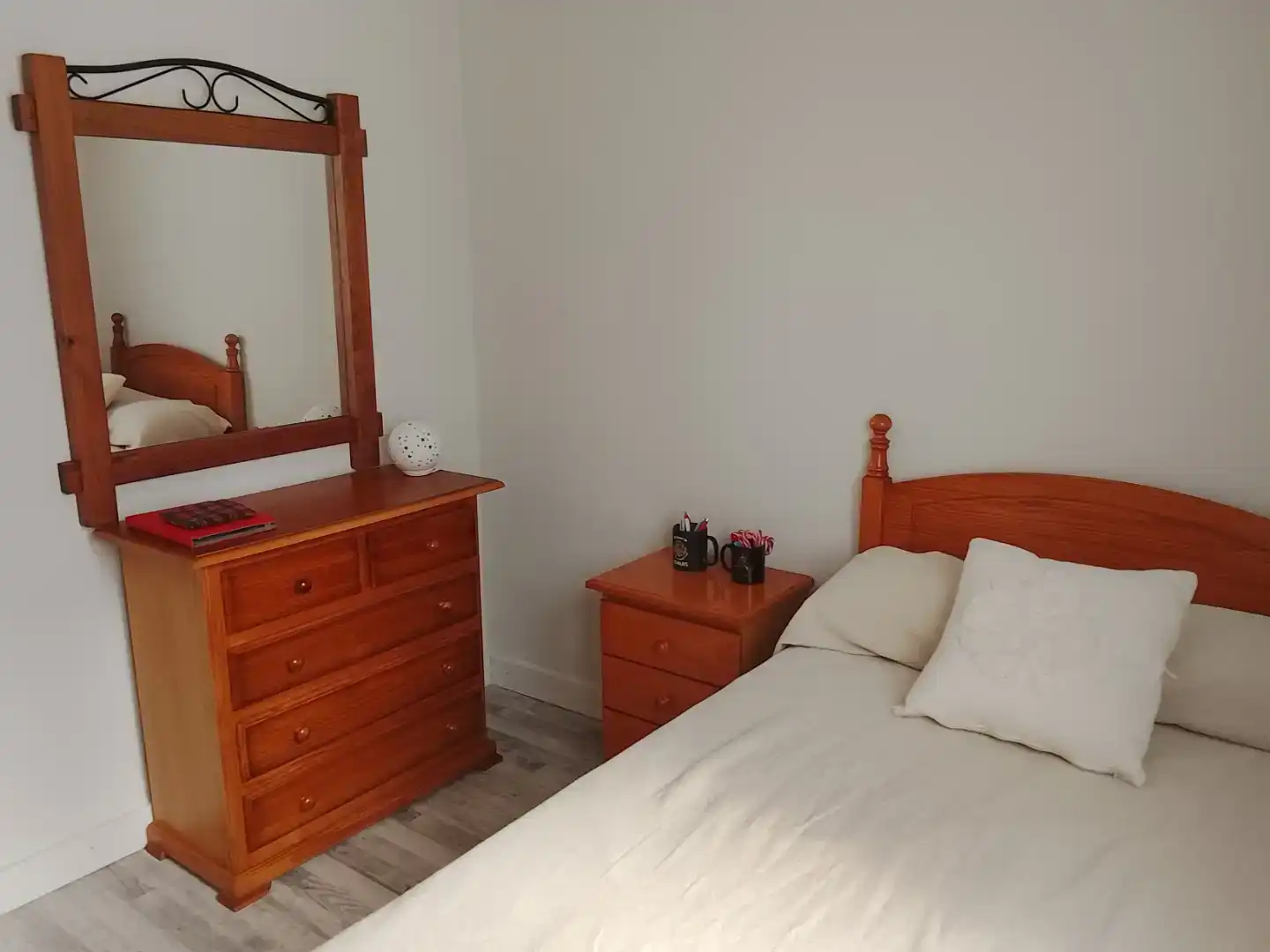 Bedroom of Flat for share in Onil  with Air Conditioner, Private garden and Storage room