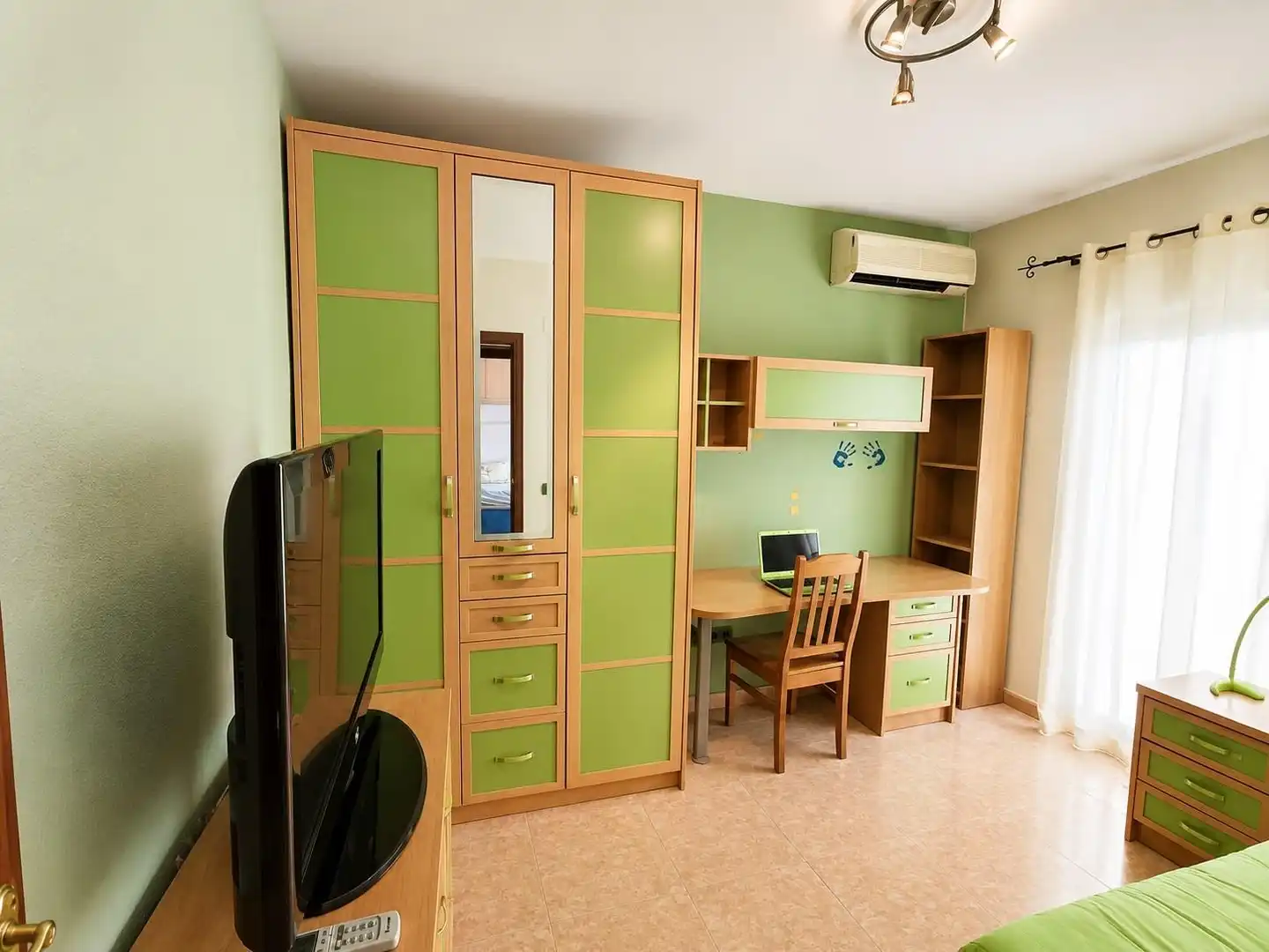 Dormitori de Casa o xalet en venda en El Campello amb Aire condicionat, Jardí privat i Terrassa
