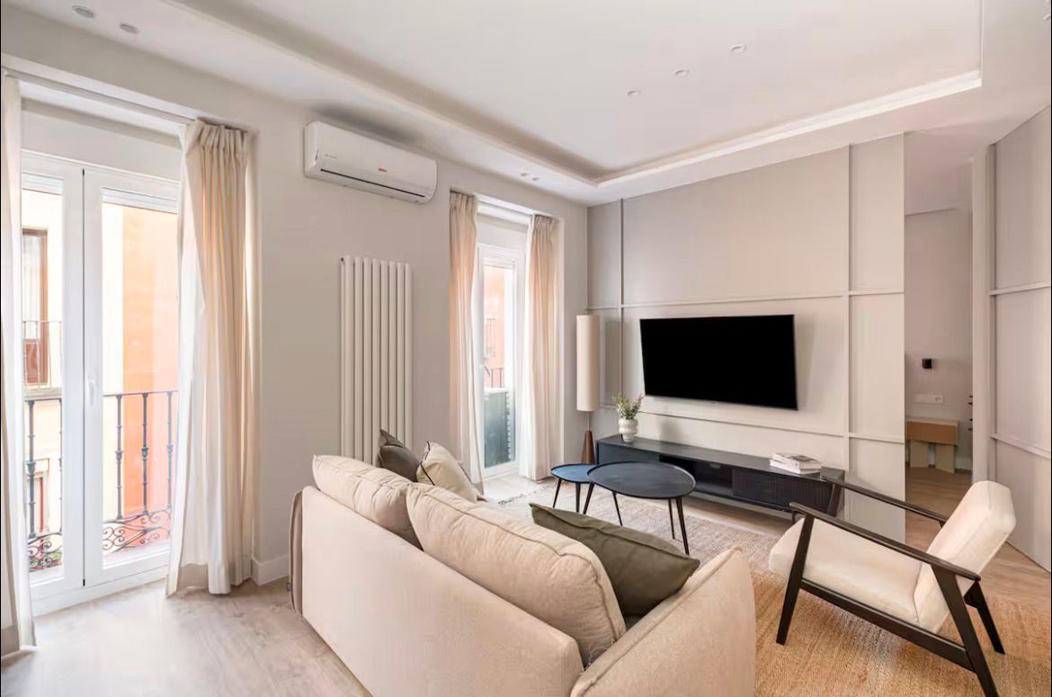 Living room of Flat for sale in  Madrid Capital  with Air Conditioner, Heating and Furnished