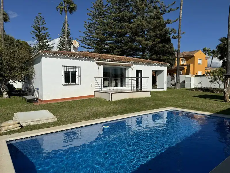 Jardí de Casa o xalet de lloguer en Marbella amb Aire condicionat, Terrassa i Moblat
