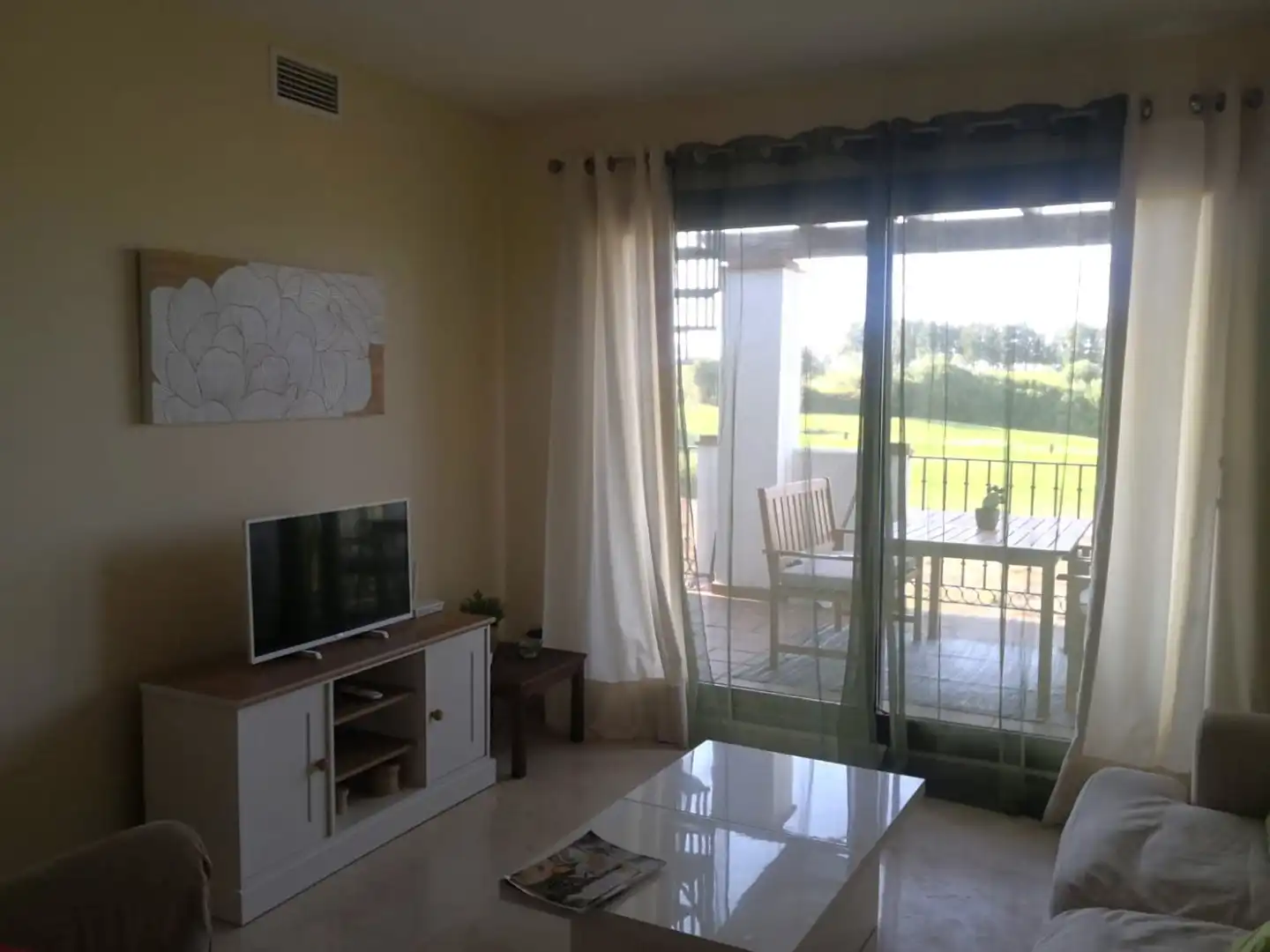 Sala d'estar de Apartament de lloguer en La Alcaidesa amb Aire condicionat, Calefacció i Terrassa