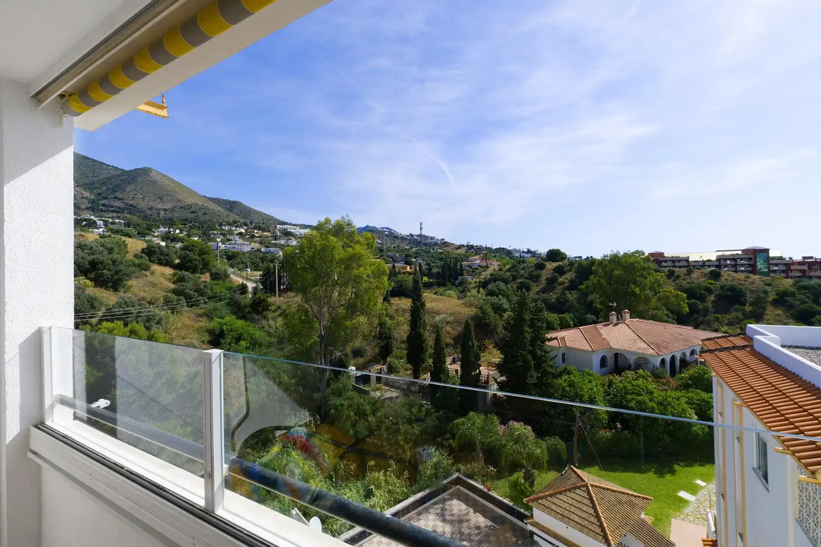 Außenansicht von Wohnung zum Verkauf in Benalmádena mit Klimaanlage, Privatgarten und Abstellraum