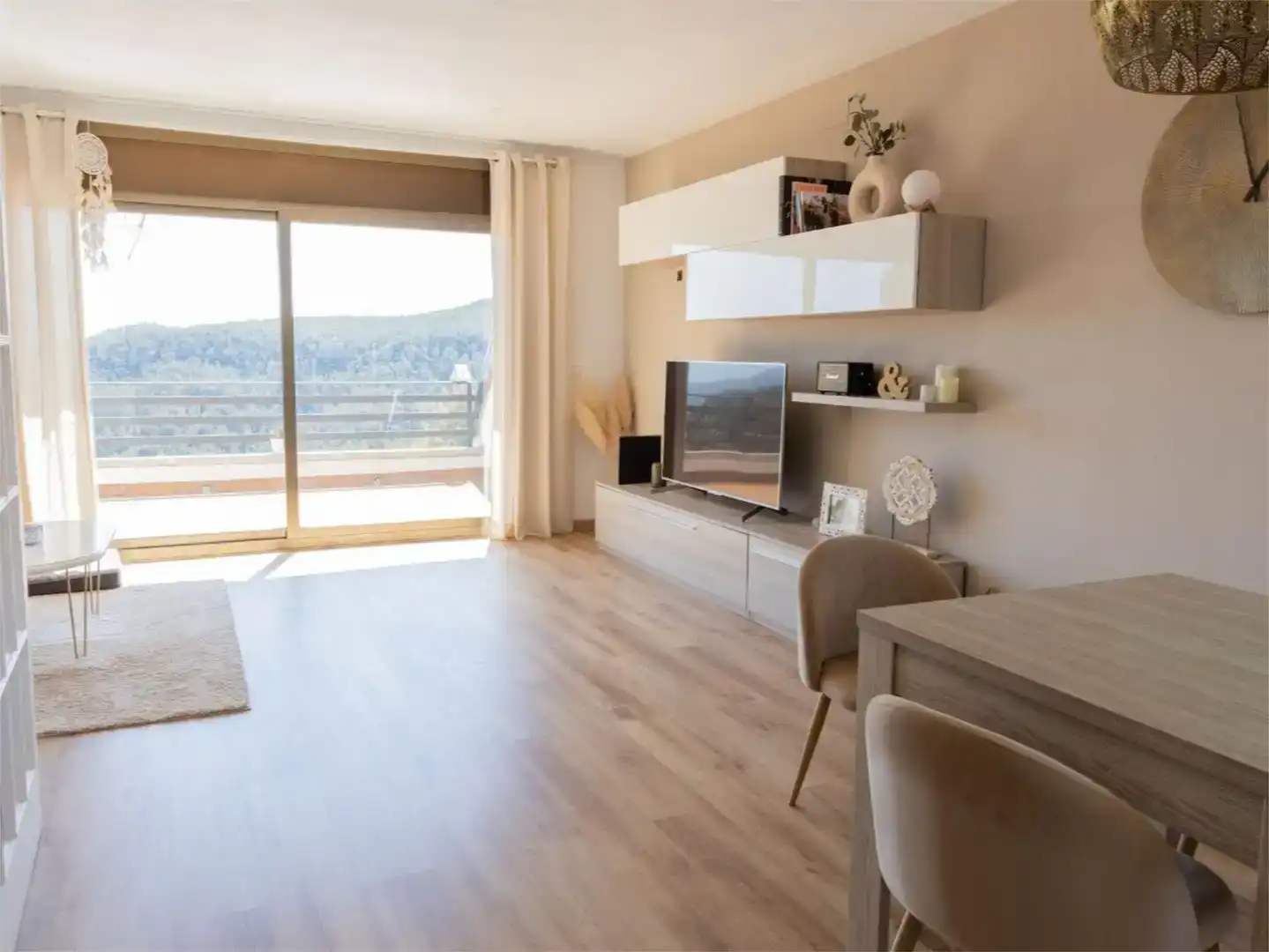 Sala d'estar de Casa o xalet en venda en Corbera de Llobregat amb Piscina i Balcó