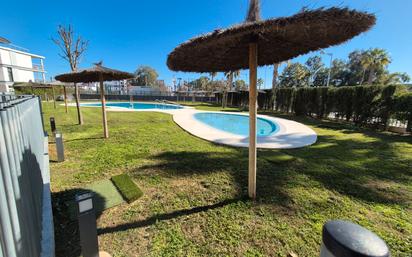 Piscina de Pis en venda en Dos Hermanas amb Aire condicionat, Calefacció i Jardí privat