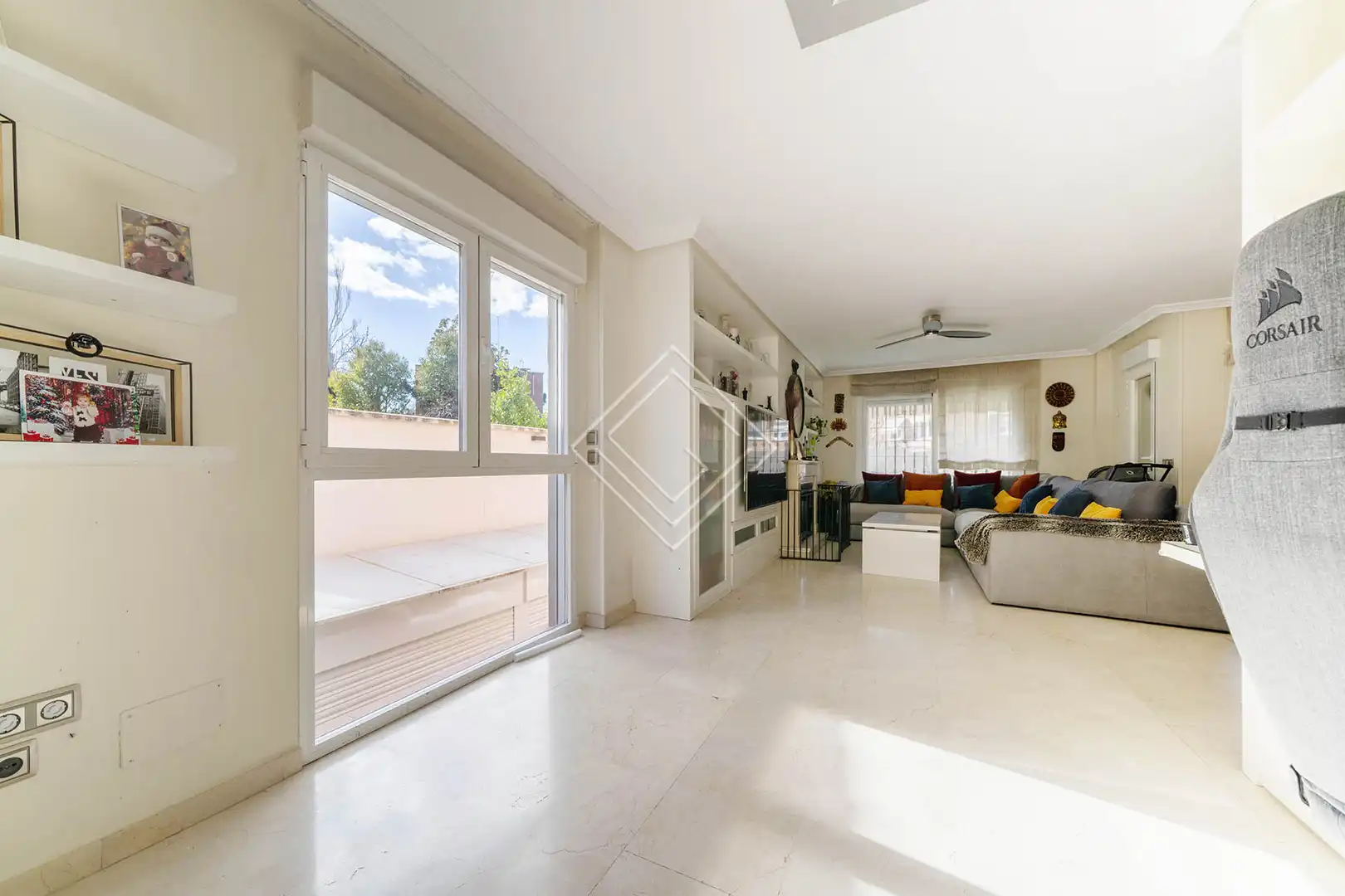 Sala de estar de Casa adosada en venta en Pozuelo de Alarcón con Aire acondicionado, Jardín privado y Terraza