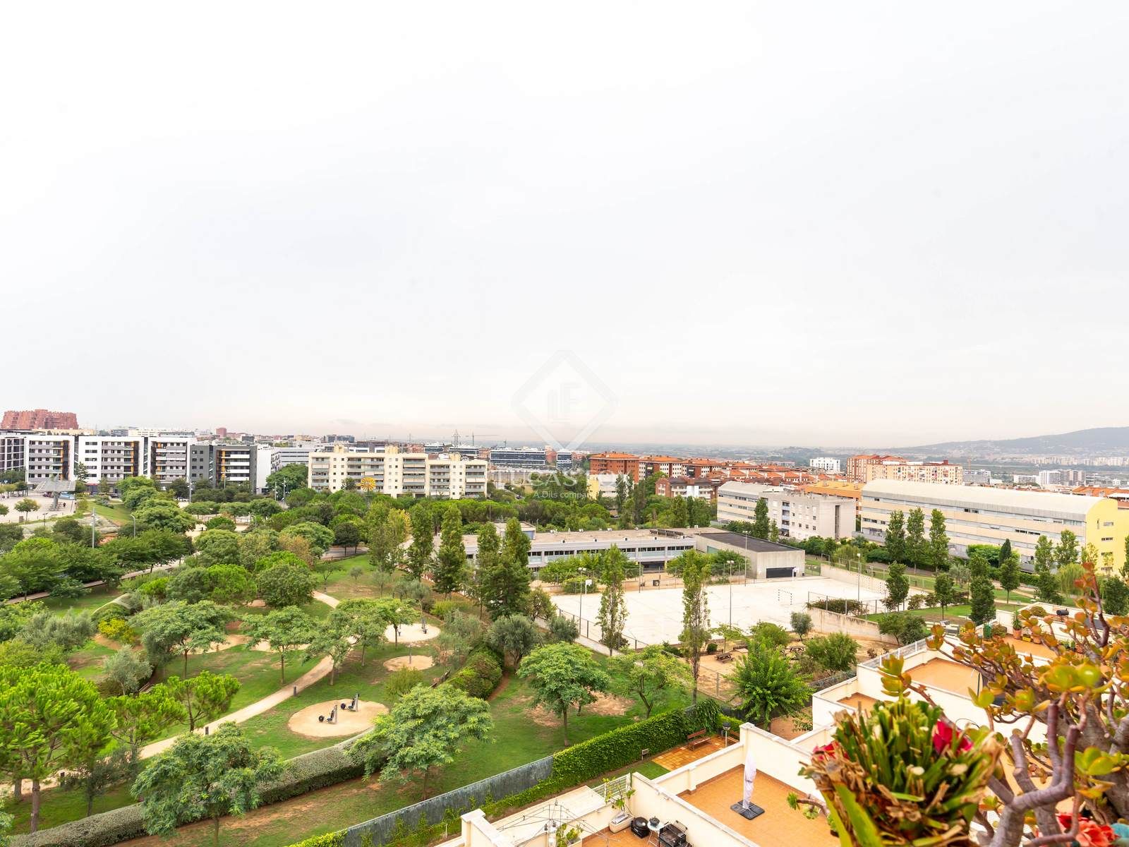 Vista exterior de Àtic en venda en Sant Feliu de Llobregat amb Aire condicionat, Calefacció i Jardí privat