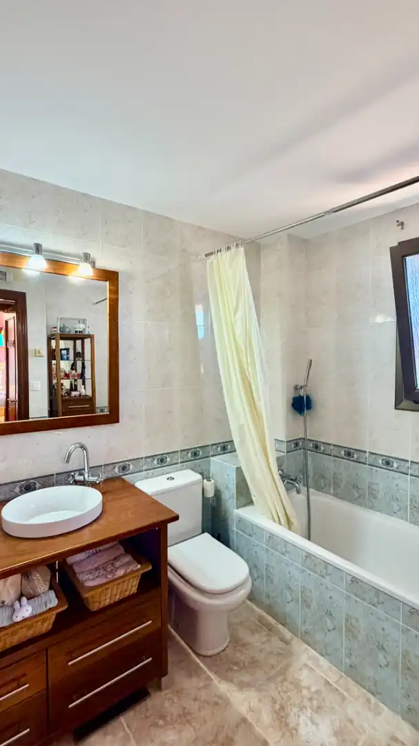 Baño de Casa adosada en venta en Palau-saverdera con Aire acondicionado, Calefacción y Jardín privado