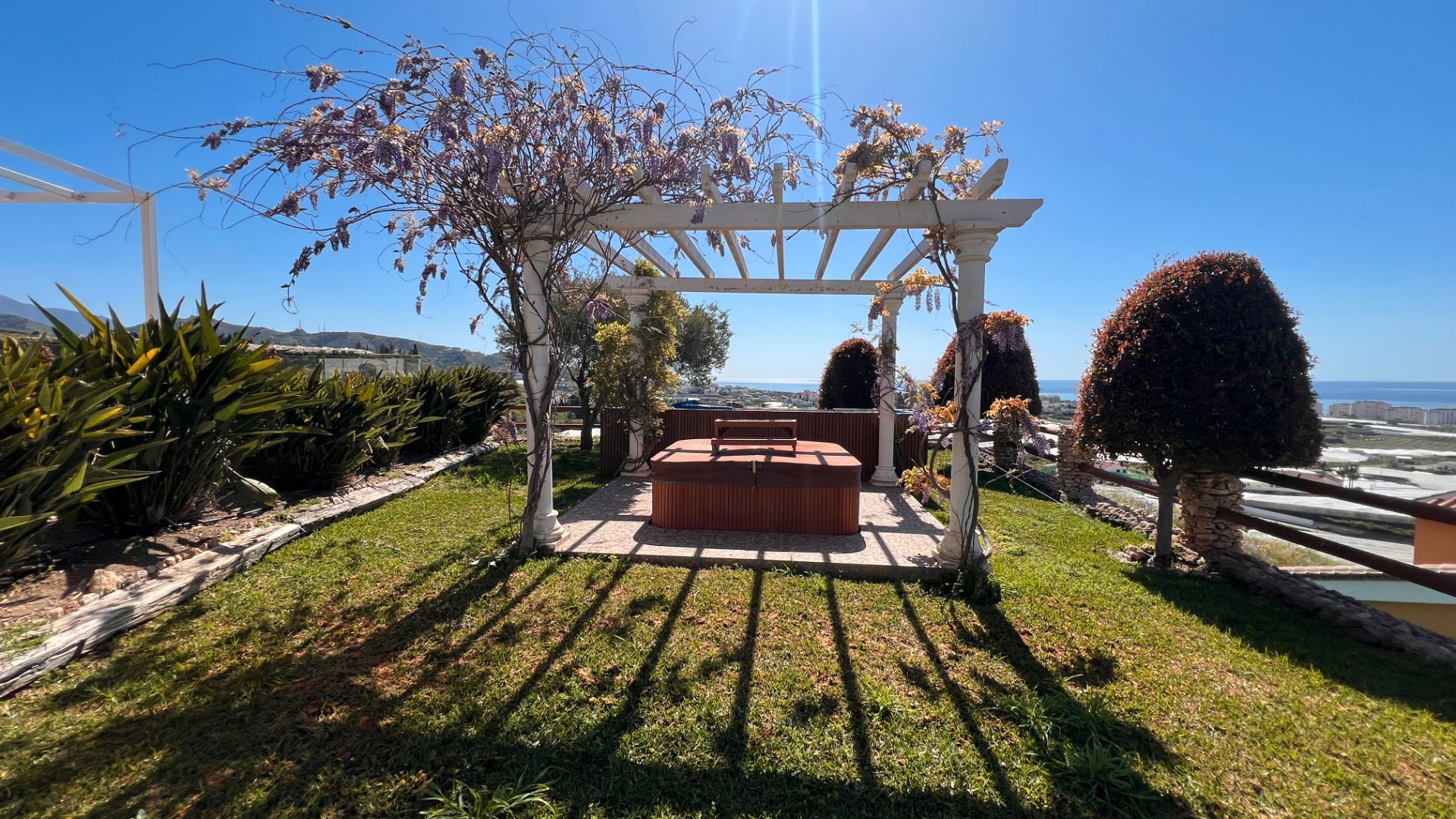 Terrassa de Casa o xalet en venda en Torrox amb Aire condicionat, Jardí privat i Traster