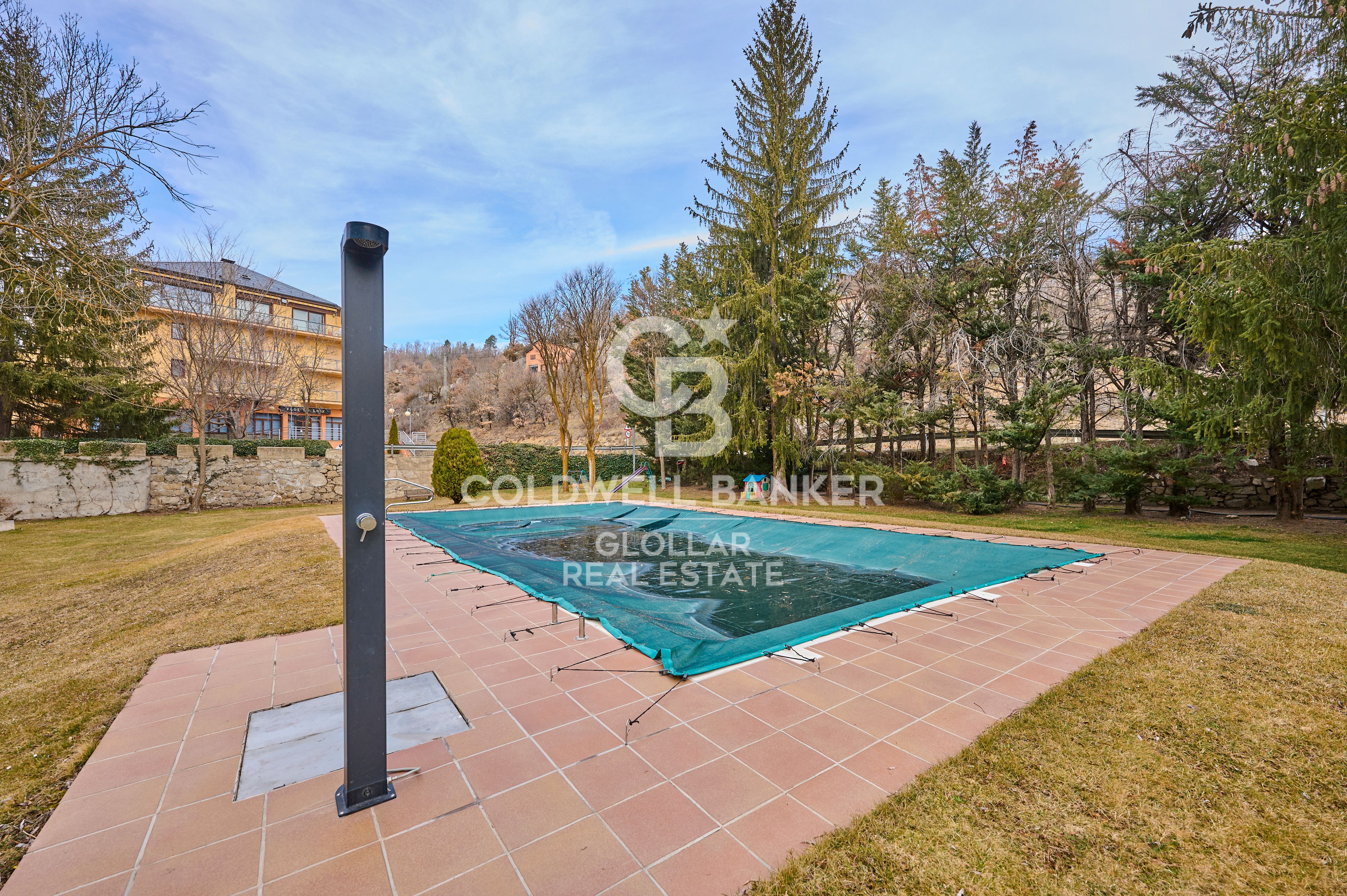 Piscina de Dúplex en venda en Montellà i Martinet amb Calefacció, Parquet i Piscina comunitària