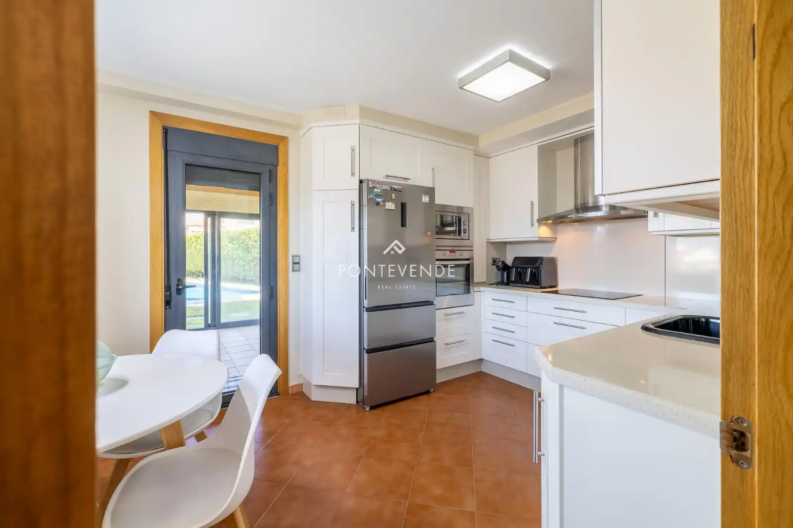 Cuina de Casa o xalet en venda en Vigo  amb Calefacció, Jardí privat i Terrassa