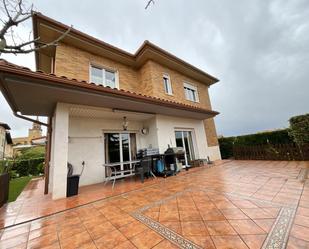 Vista exterior de Casa o xalet en venda en Zarratón amb Calefacció, Jardí privat i Traster