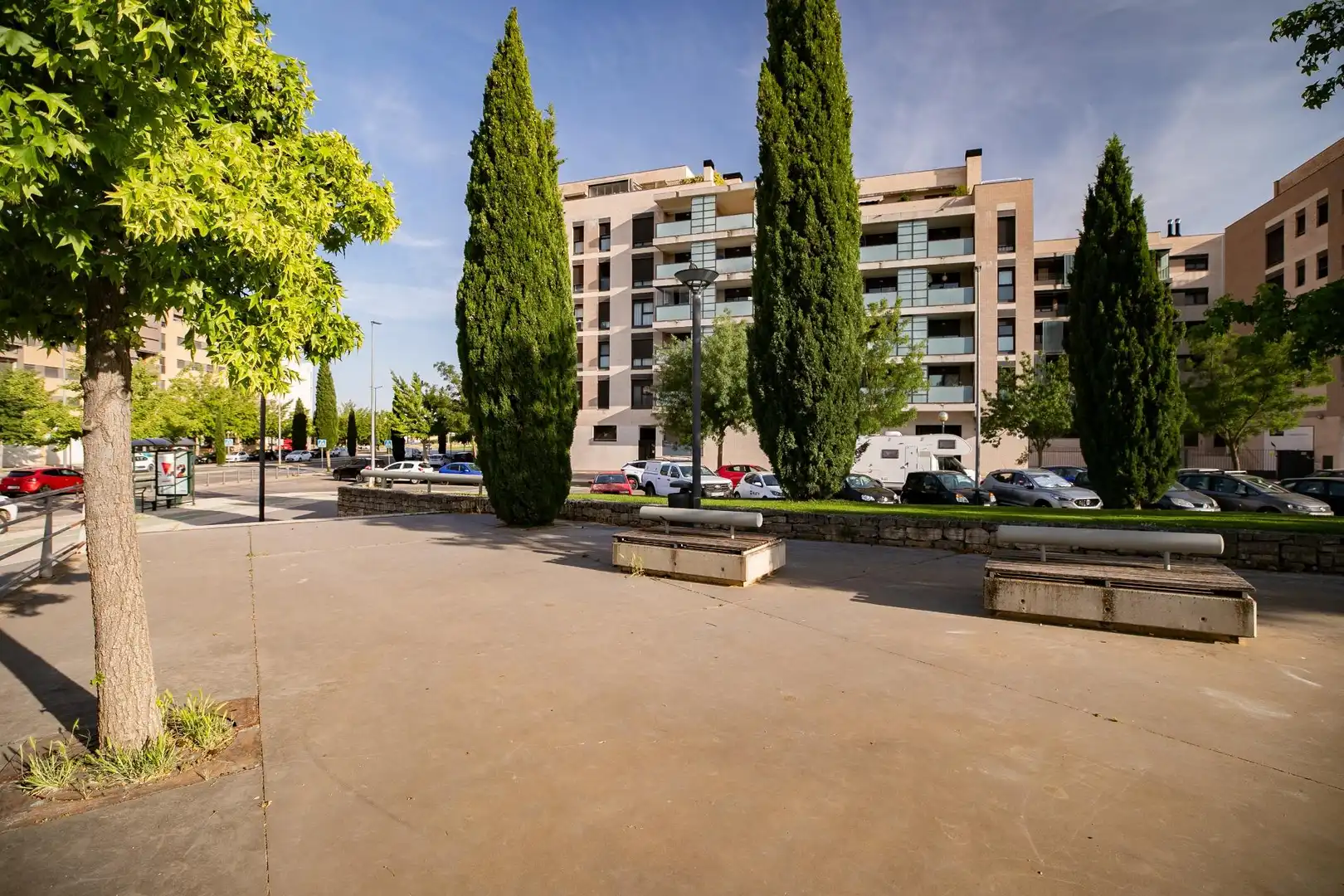 Außenansicht von Wohnung zum Verkauf in Huesca mit Klimaanlage, Heizung und Privatgarten