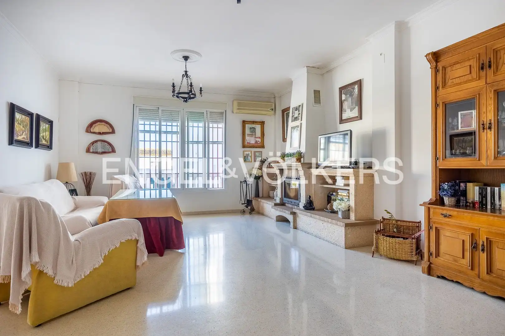 Sala d'estar de Casa o xalet en venda en Albaida del Aljarafe amb Aire condicionat, Calefacció i Jardí privat