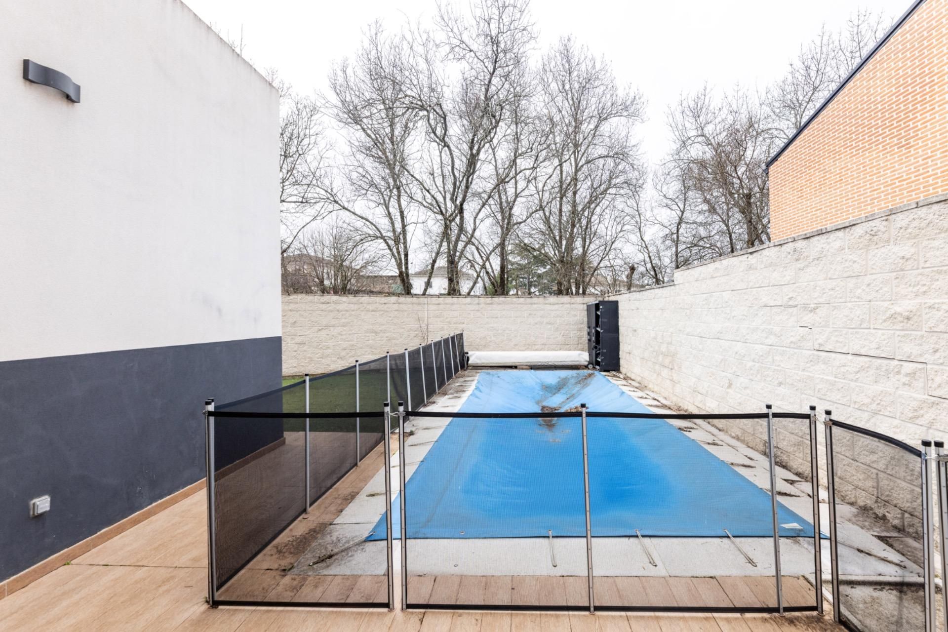 Piscina de Casa adosada en venda en Moralzarzal amb Aire condicionat, Jardí privat i Terrassa