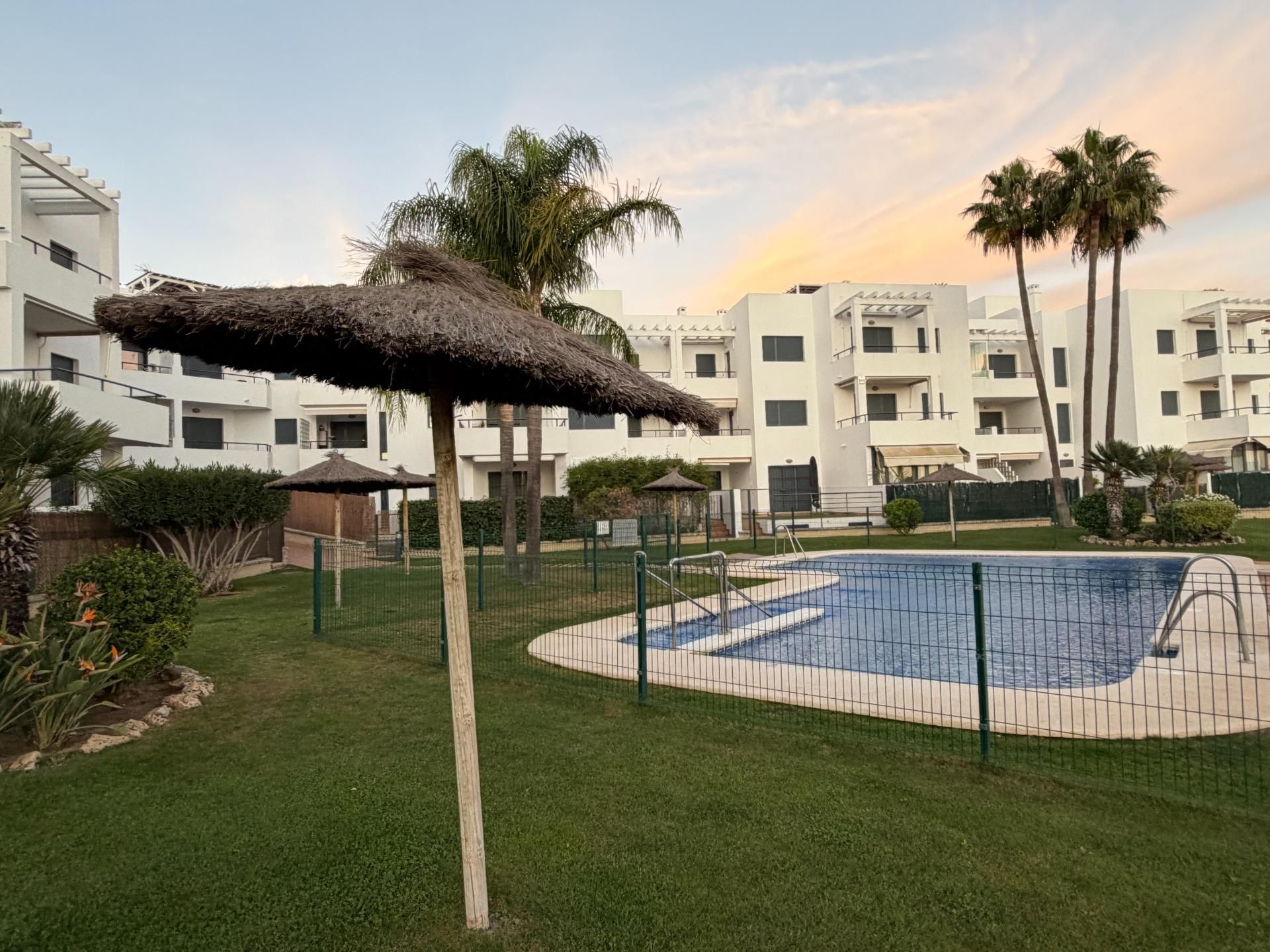 Vista exterior de Casa adosada en venta en Conil de la Frontera con Terraza y Piscina comunitaria