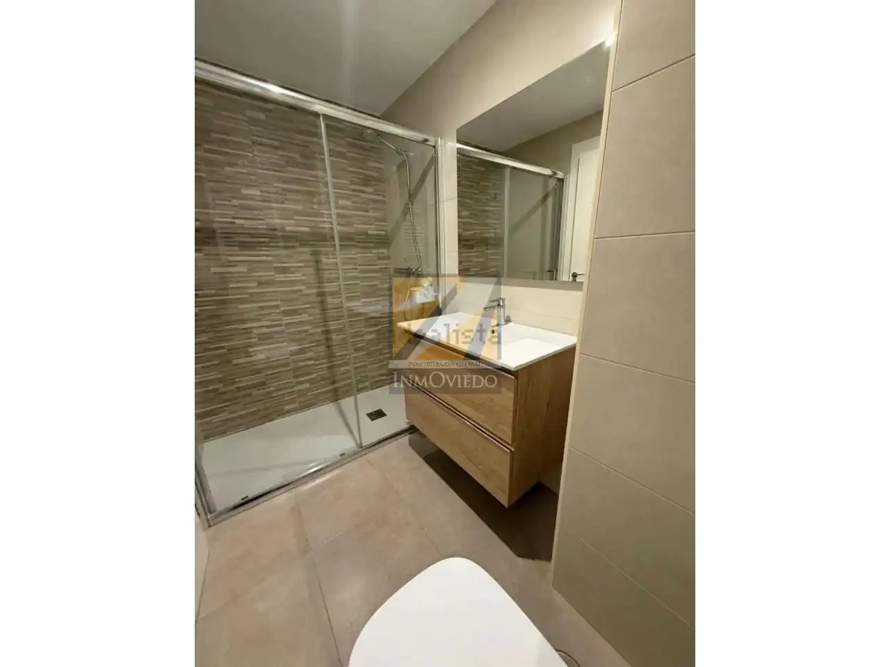 Baño de Ático de alquiler en Oviedo  con Calefacción, Parquet y Terraza