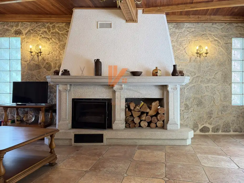 Sala d'estar de Casa o xalet en venda en Santiago de Compostela  amb Jardí privat, Moblat i Forn