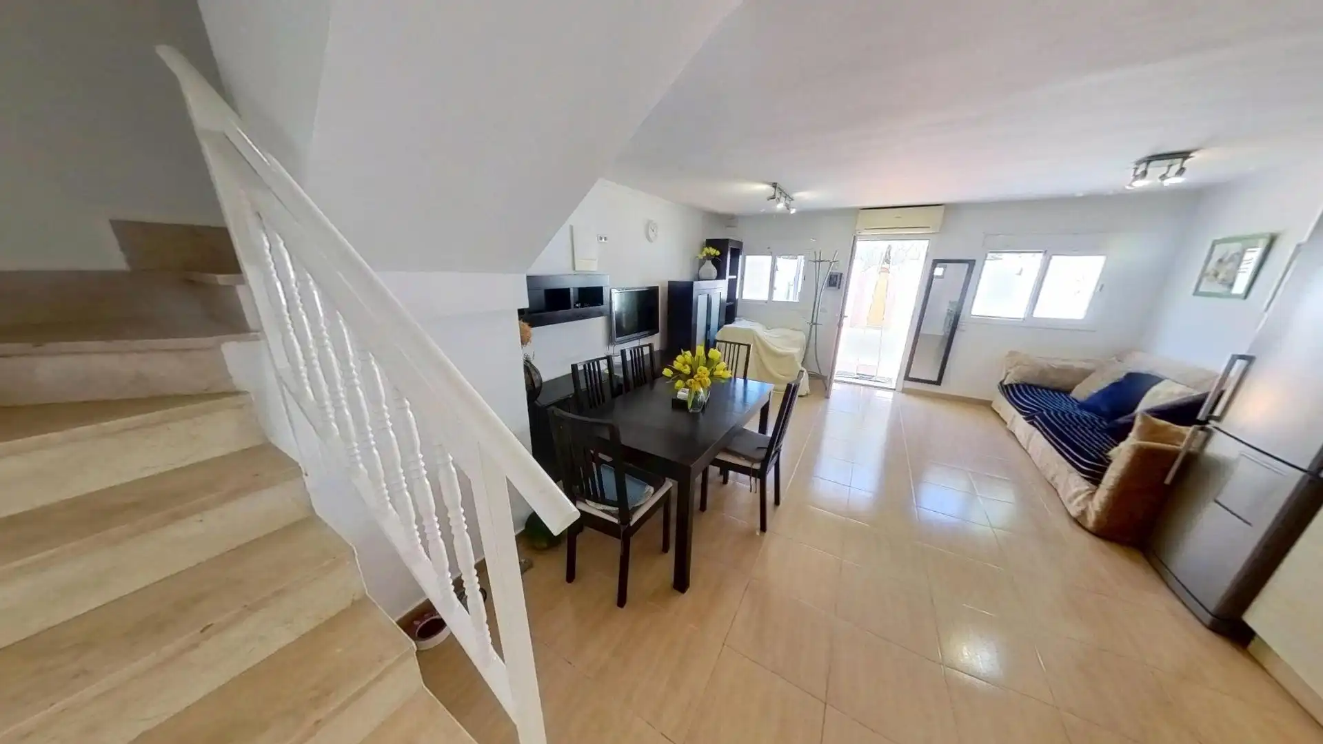 Sala d'estar de Casa adosada en venda en Salou amb Aire condicionat, Terrassa i Traster