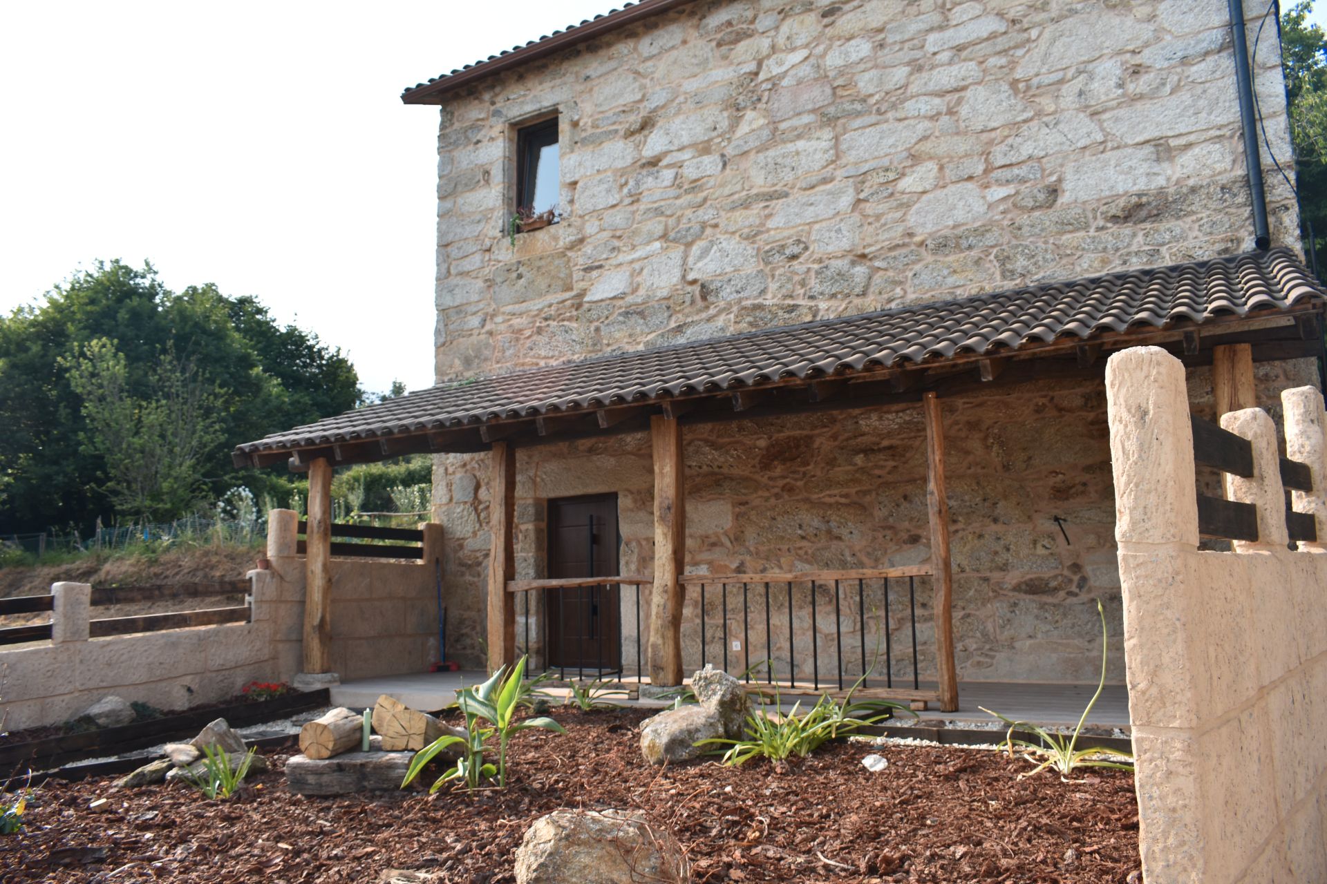 Vista exterior de Casa o xalet en venda en Crecente amb Calefacció, Jardí privat i Terrassa
