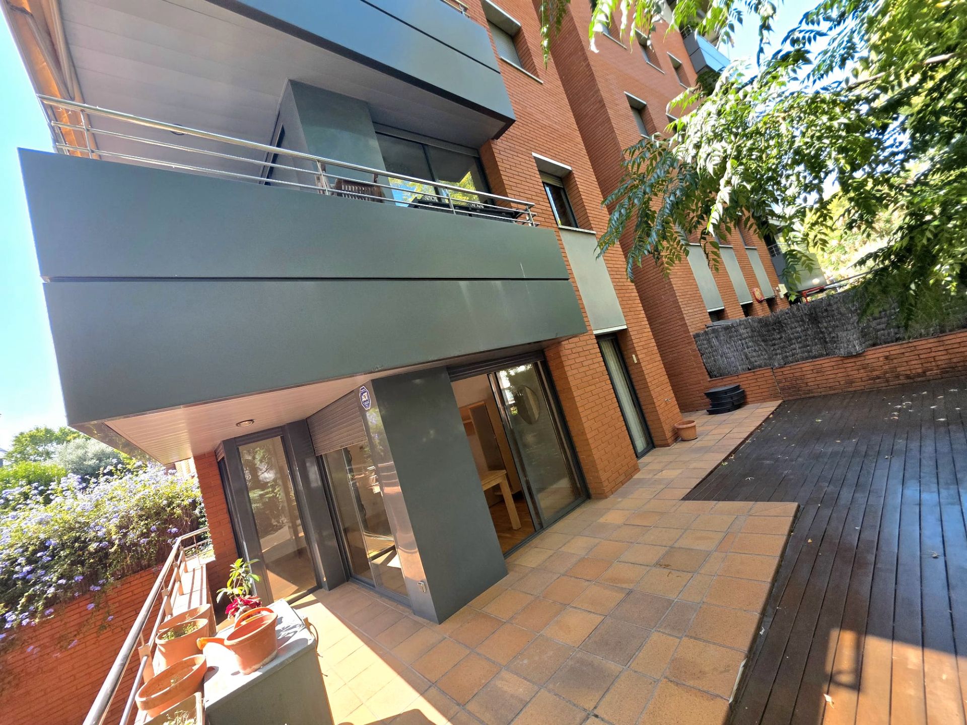 Exterior view of Flat to rent in Sant Cugat del Vallès  with Air Conditioner, Private garden and Parquet flooring
