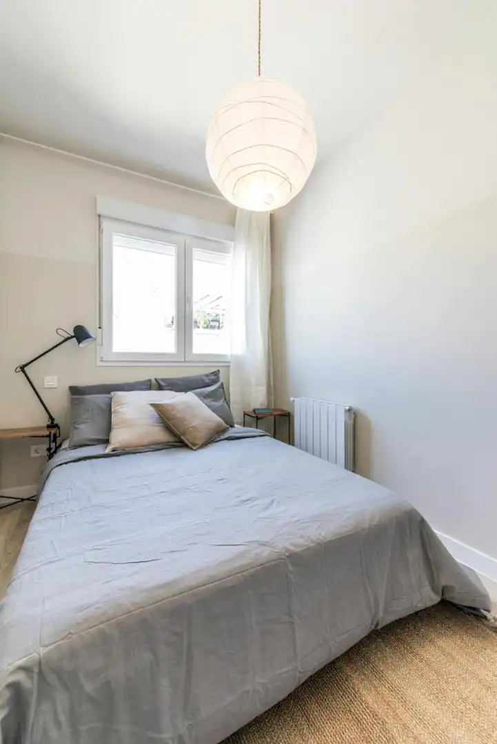 Schlafzimmer von Wohnung zur Miete in Madrid mit Klimaanlage, Heizung und Möbliert