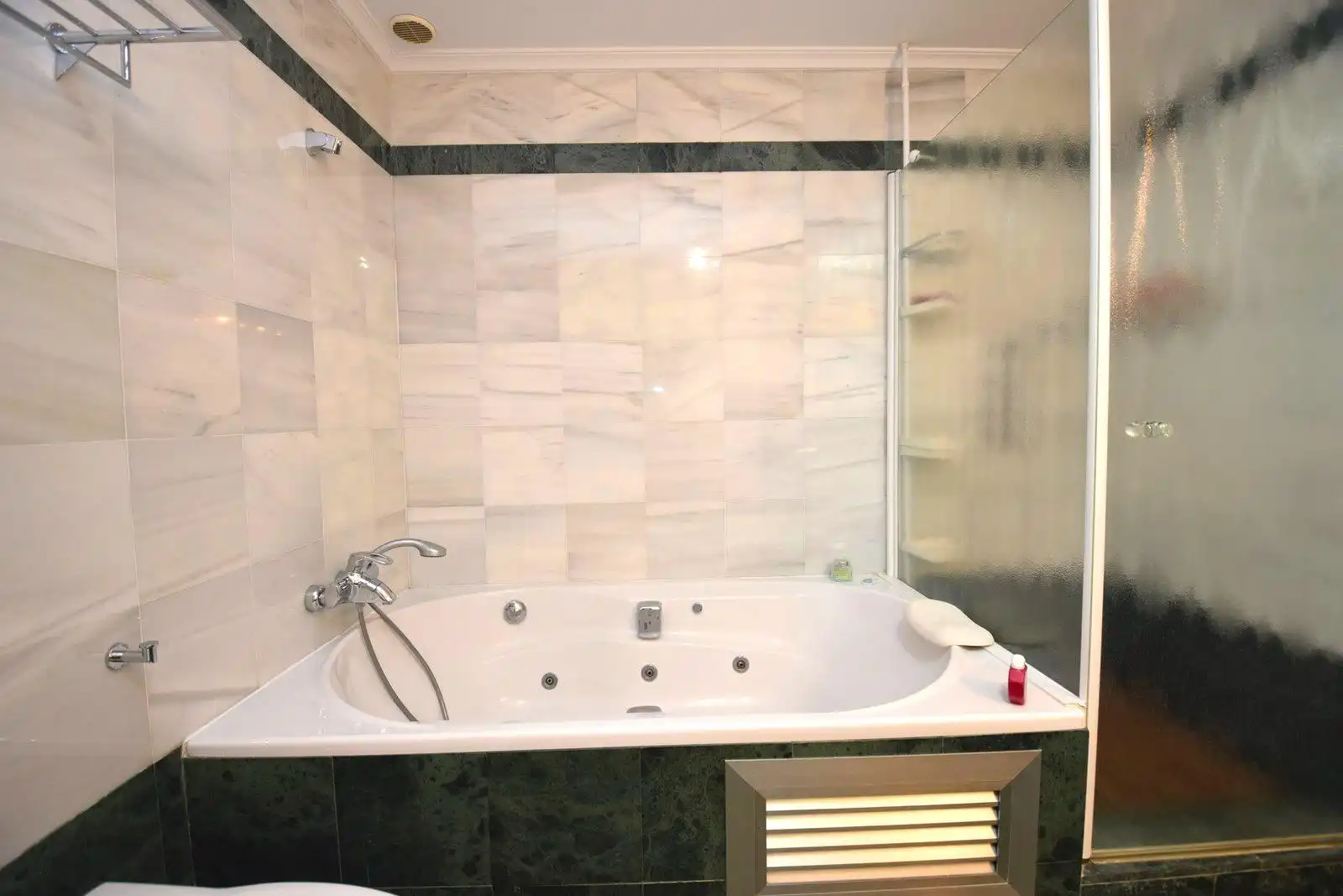 Badezimmer von Wohnung zum Verkauf in El Ejido mit Klimaanlage, Heizung und Parkett