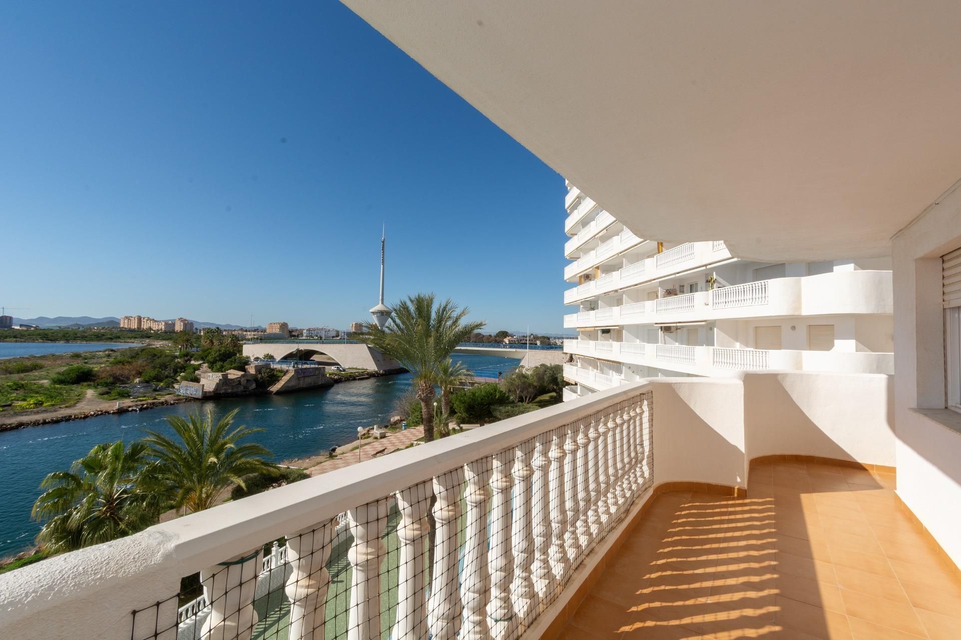 Terrassa de Pis en venda en La Manga del Mar Menor amb Moblat, Balcó i Piscina comunitària