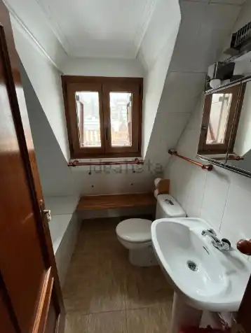 Baño de Ático en venta en Aisa con Calefacción, Parquet y Trastero