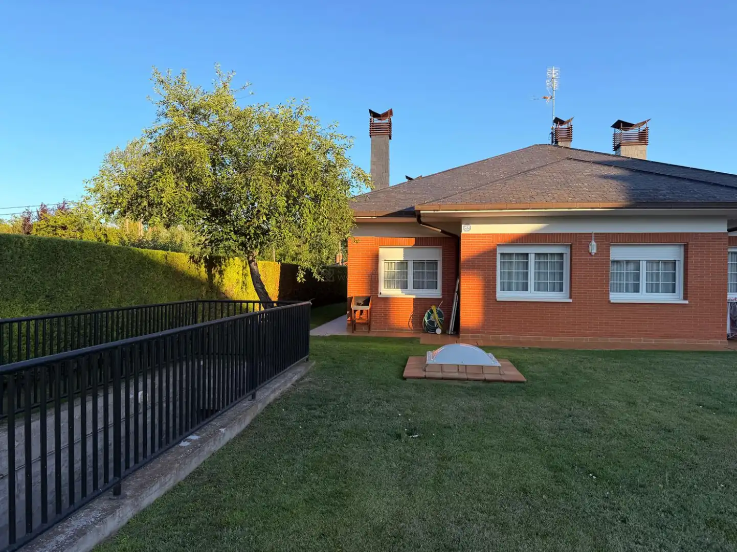 Vista exterior de Casa o chalet en venta en Anguciana con Calefacción, Jardín privado y Parquet