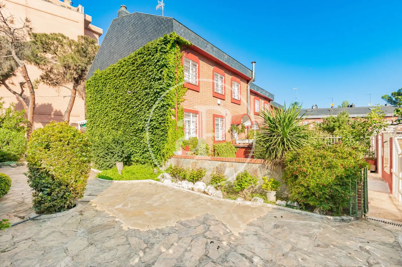 Vista exterior de Casa adosada en venta en Madrid con Aire acondicionado, Calefacción y Jardín privado