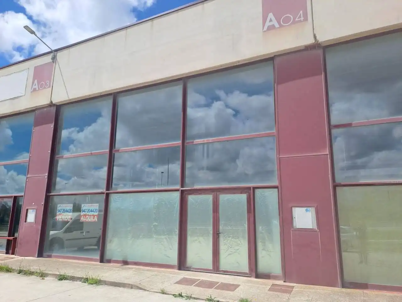 Außenansicht von Fabrikhallen zum Verkauf in Burgos
